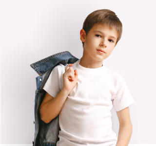 Niño modelando ropa. En Fashion Market encuentras los mejores looks para niño.