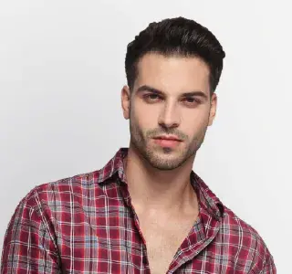 Hombre modelando ropa. Encuentra mucha variedad de looks para hombre en Fashion Market.